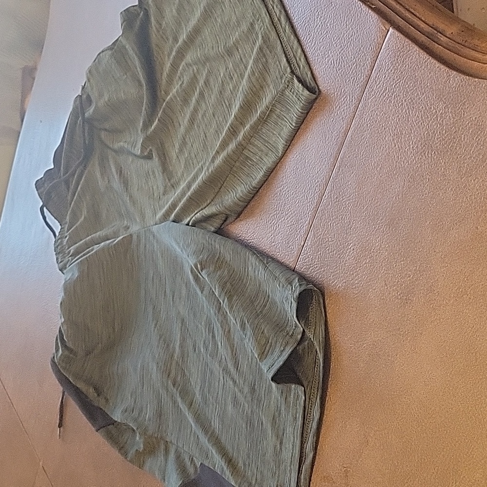 Juniors/Kids Boys basketball style shorts. Size large green and black.